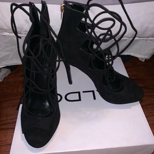 Lace up peep-toe pumps